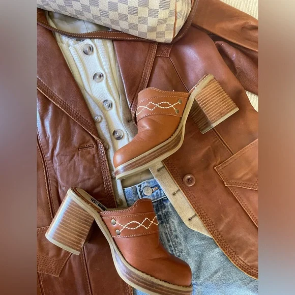 FRYE | Dusty Platform Clogs - Picture 8 of 8